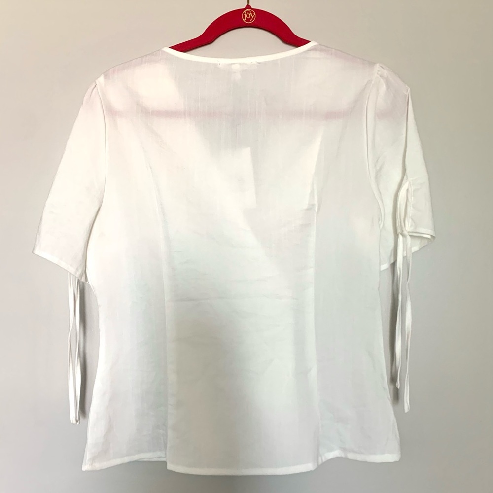 White blouse with buttons - Picture 4 of 7